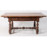 Tavolo a rocchetto in massello di noce. XVIII secolo. Cm 79,3x172,2x103. (rimaneggiature)