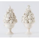 NOVE DI BASSANO Coppia di trionfi di frutta in ceramica bianca. Seconda metÃƒ del XX secolo. Cadauno