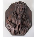 Bassorilievo in legno di bosso raffigurante Cristo. Italia, XIX secolo. Cm 40x32x9.