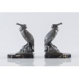 Coppia di fermalibri a forma di cormorani in metallo argentato su base in marmo portoro. Francia, pr