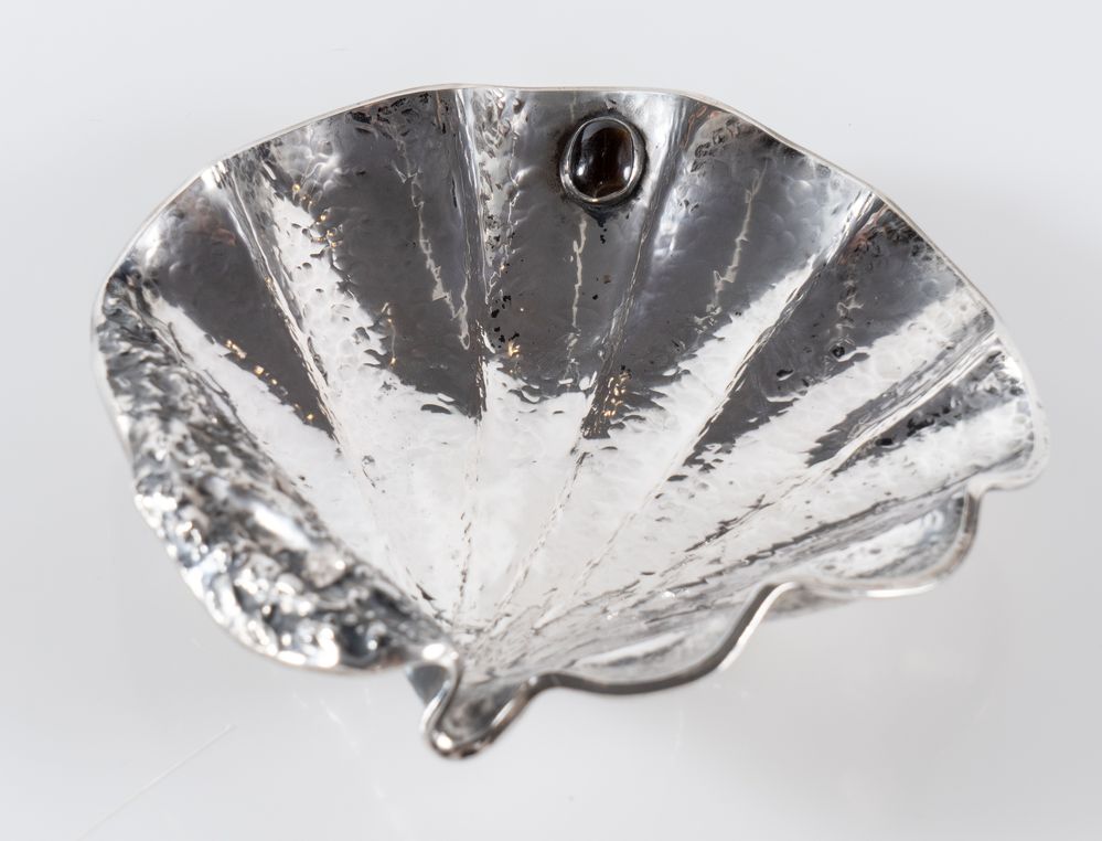 ARRIGO FINZI, Milano, XX secolo. Svuotatasche in argento 800 a forma di conchiglia, recante pietra d - Image 3 of 4