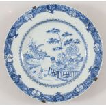 Grande vassoio in porcellana monocroma blu con tre figure entro ambiente domestico. Cina, XVIII seco