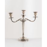 SCHIAVON ANGELO, Treviso, metÃƒ del XX secolo. Candelabro in argento 800. Sul bordo inferiore reca p