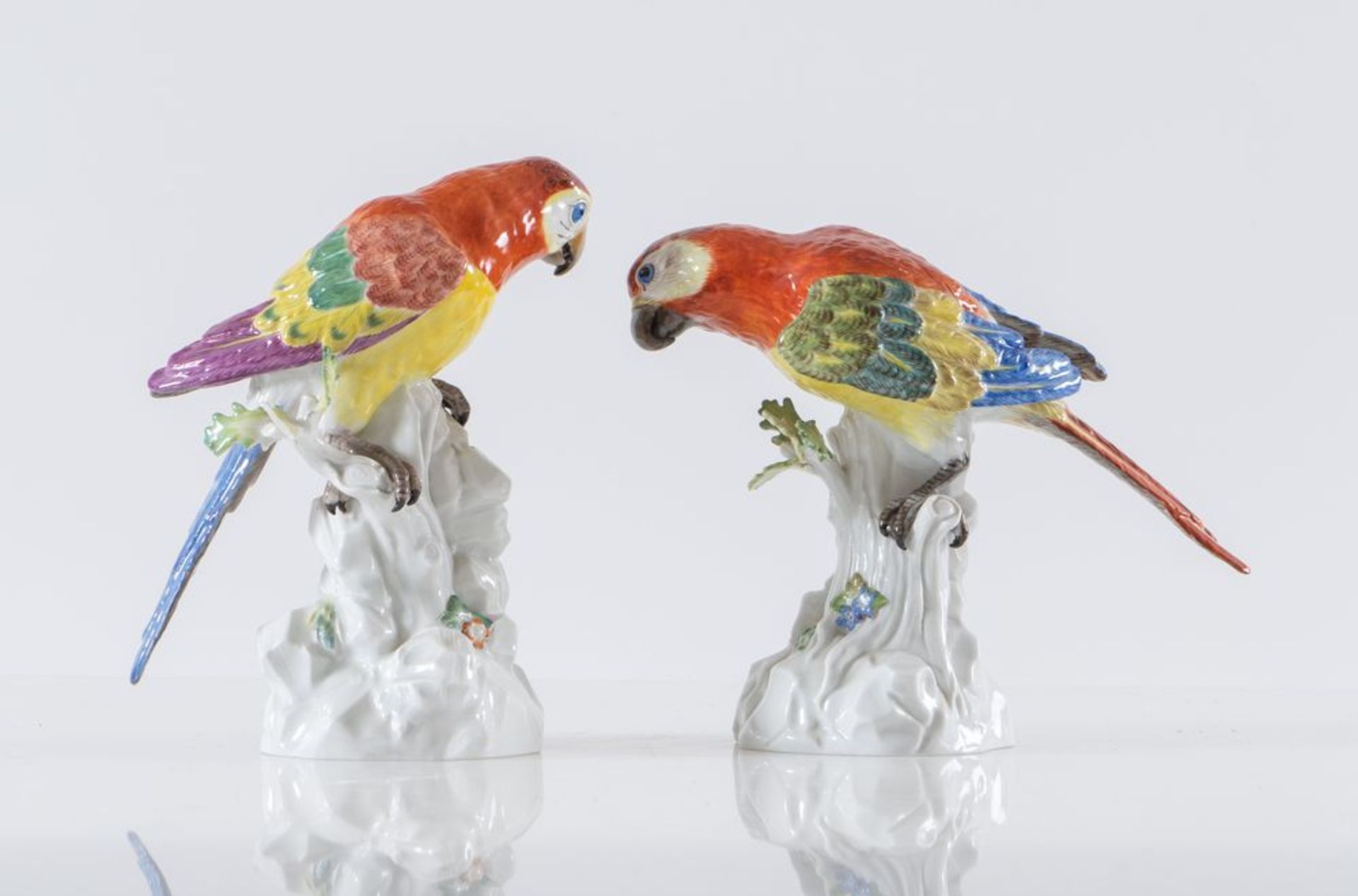Coppia di pappagalli in porcellana policroma. Meissen, XX secolo. Cm 21x9,5x15 - Image 3 of 4