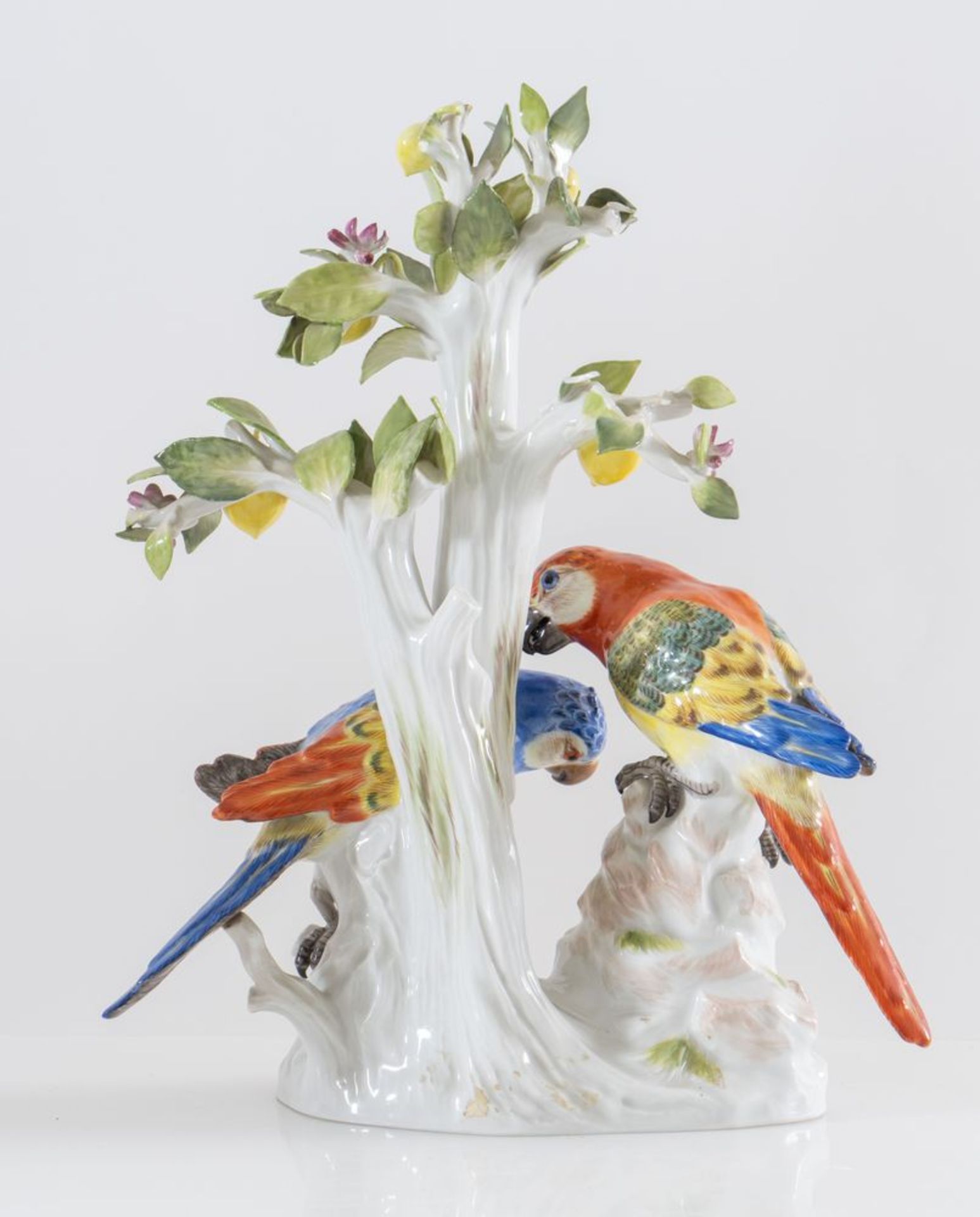 Gruppo di pappagalli in porcellana policroma. Meissen, XX secolo. Cm 37x28,5x20 (difetti) - Image 3 of 4
