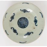 Piatto antico in ceramica decorato sui toni del blu. Contenuto in scatole cinesi del XX secolo. Cm 3