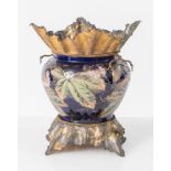 Vaso in porcellana blu con decori a fiori e foglie a rilievo in sabbia e applicazioni sul collo in b