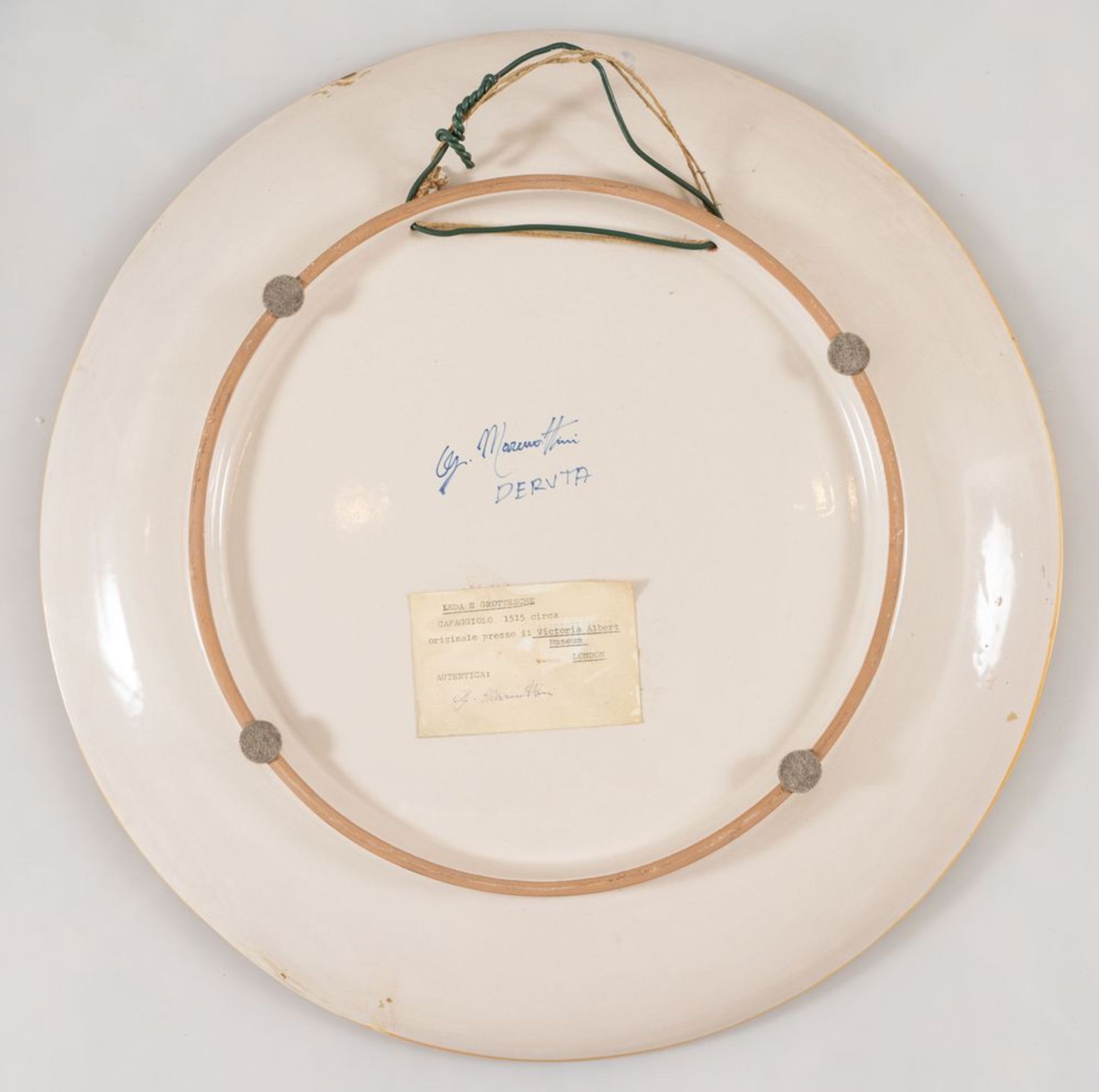 MAIOLICHE G. MARMOTTINI "Leda e il cigno". Grande piatto in maiolica policroma di Deruta. Diametro c - Image 2 of 2