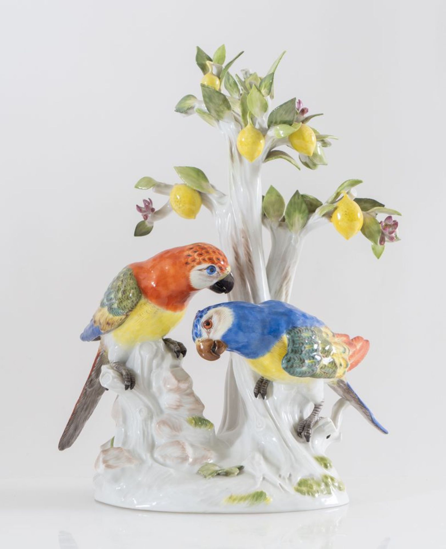 Gruppo di pappagalli in porcellana policroma. Meissen, XX secolo. Cm 37x28,5x20 (difetti)