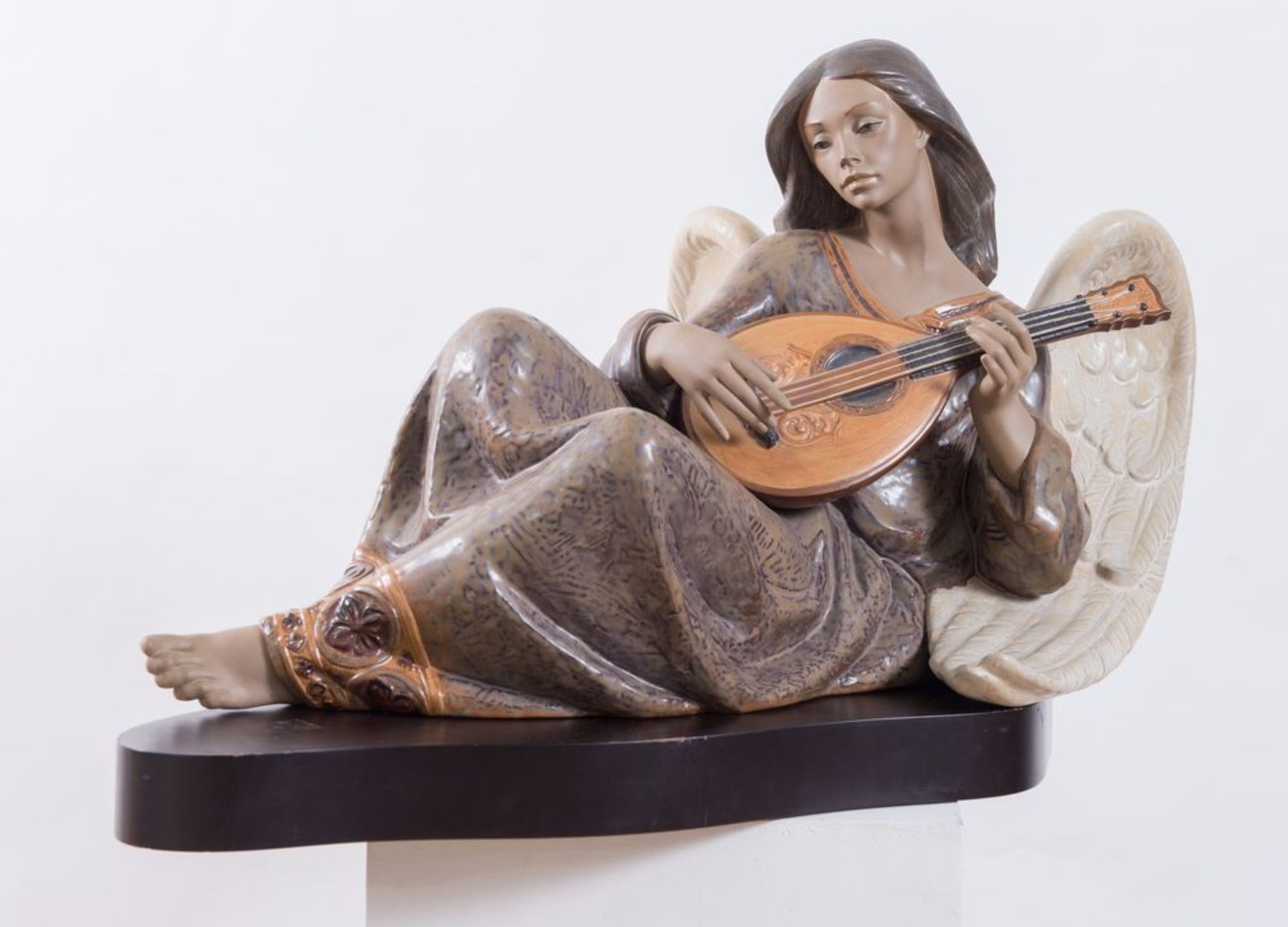 LLADRO JOSE PUCHE e C. BAUSET, MANIFATTURA LLADRO', Spagna, XX secolo. "Angelo con mandolino". Scult
