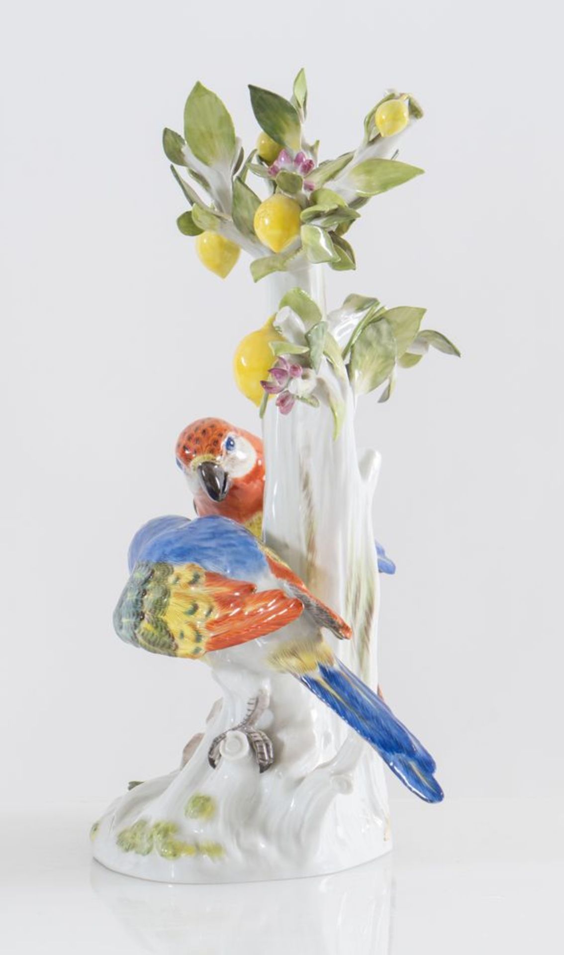 Gruppo di pappagalli in porcellana policroma. Meissen, XX secolo. Cm 37x28,5x20 (difetti) - Image 2 of 4