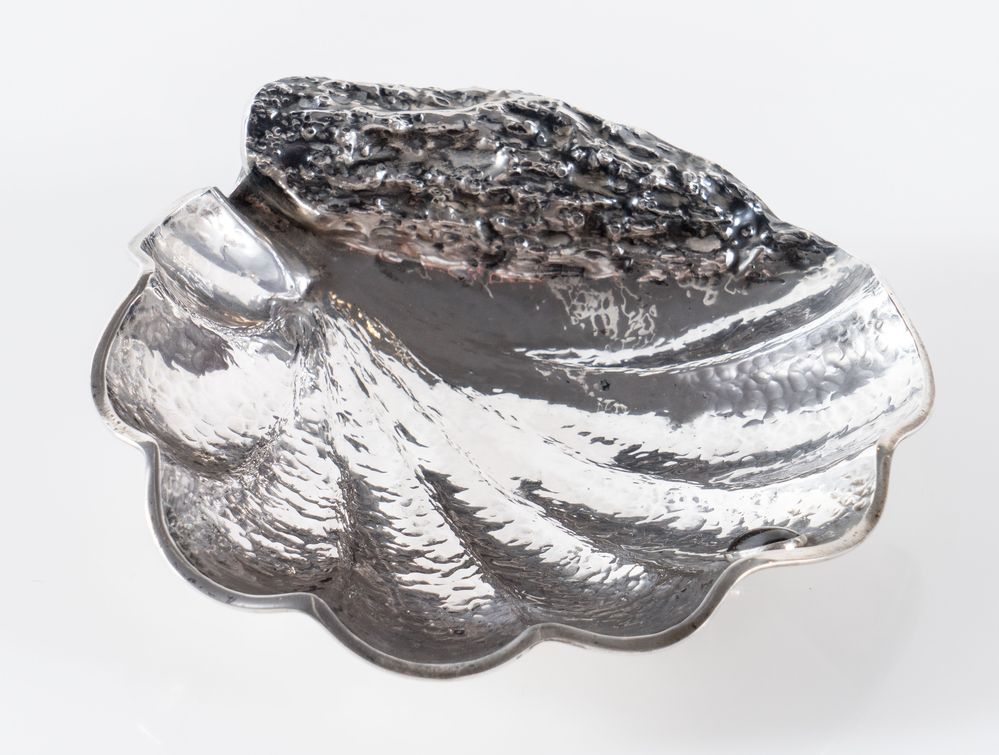 ARRIGO FINZI, Milano, XX secolo. Svuotatasche in argento 800 a forma di conchiglia, recante pietra d