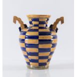MANIFATTURA ROBBIA Vaso biansato in ceramica policroma a scacchiera in blu e giallo. Prima metÃƒ del