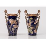 Coppia di vasi in porcellana blu con decori a fiori e foglie a rilievo in sabbia e applicazioni sul