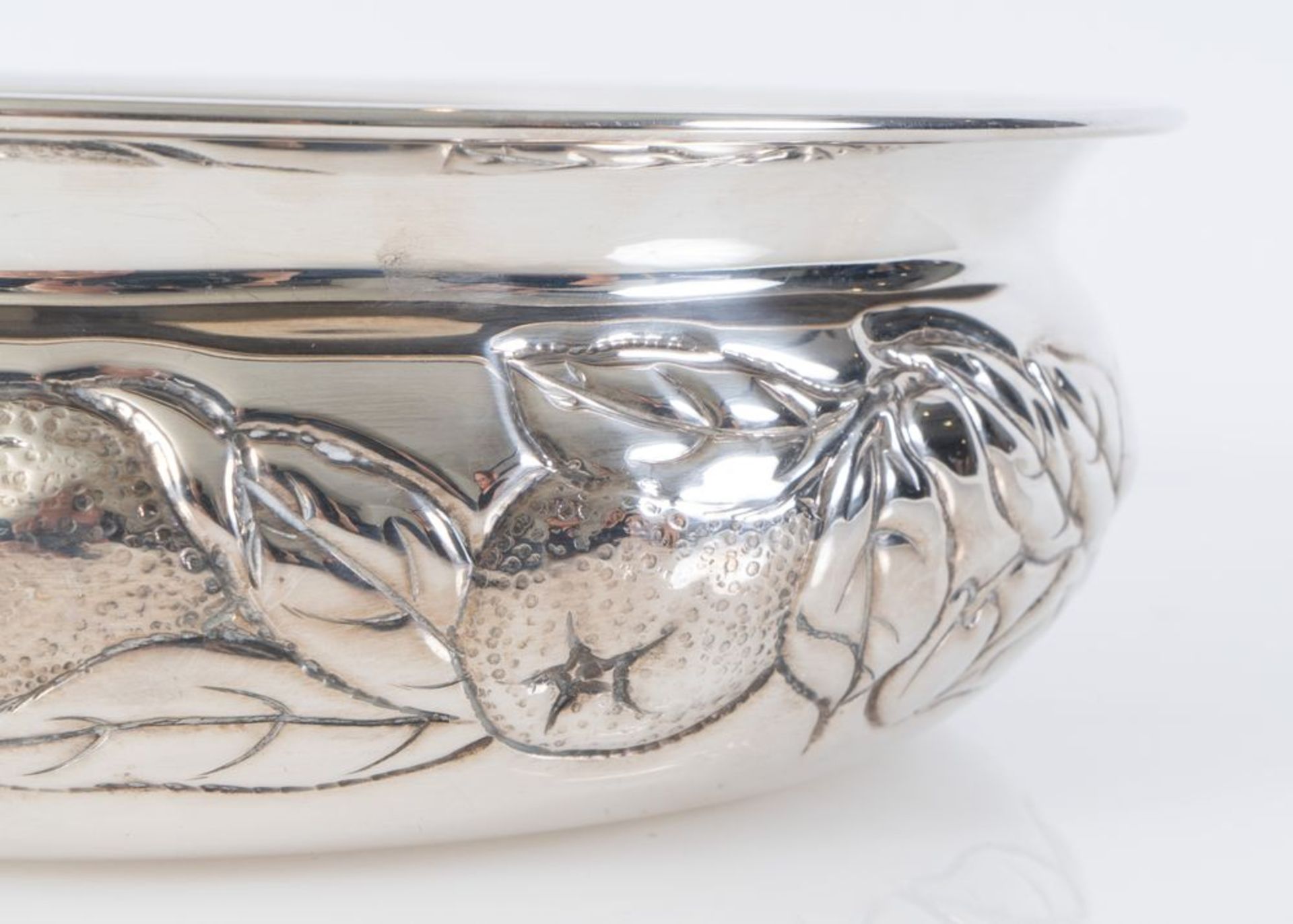 ITALIA, dal 1968. Portafrutta in argento 800 con decorazione floreale. All'interno reca punzoni: 800 - Image 3 of 4