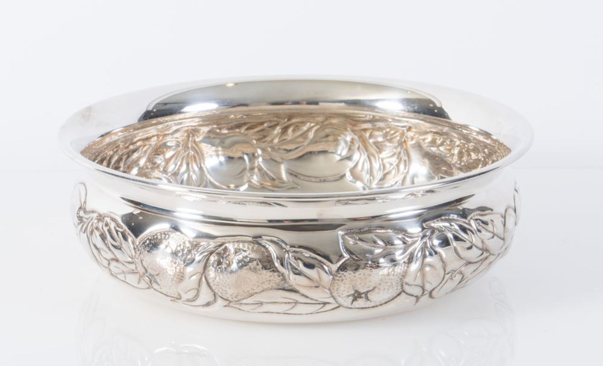 ITALIA, dal 1968. Portafrutta in argento 800 con decorazione floreale. All'interno reca punzoni: 800 - Image 2 of 4