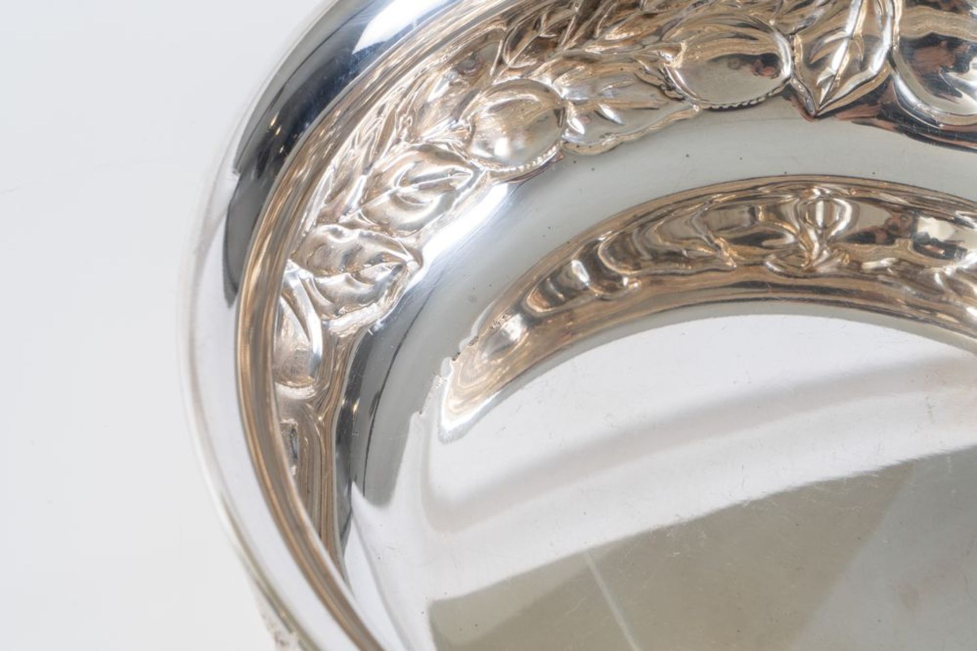 ITALIA, dal 1968. Portafrutta in argento 800 con decorazione floreale. All'interno reca punzoni: 800 - Image 4 of 4