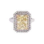 White gold ring, centrally adorned with one fancy yellow diamond of approx. 4 ct., surrounded by two