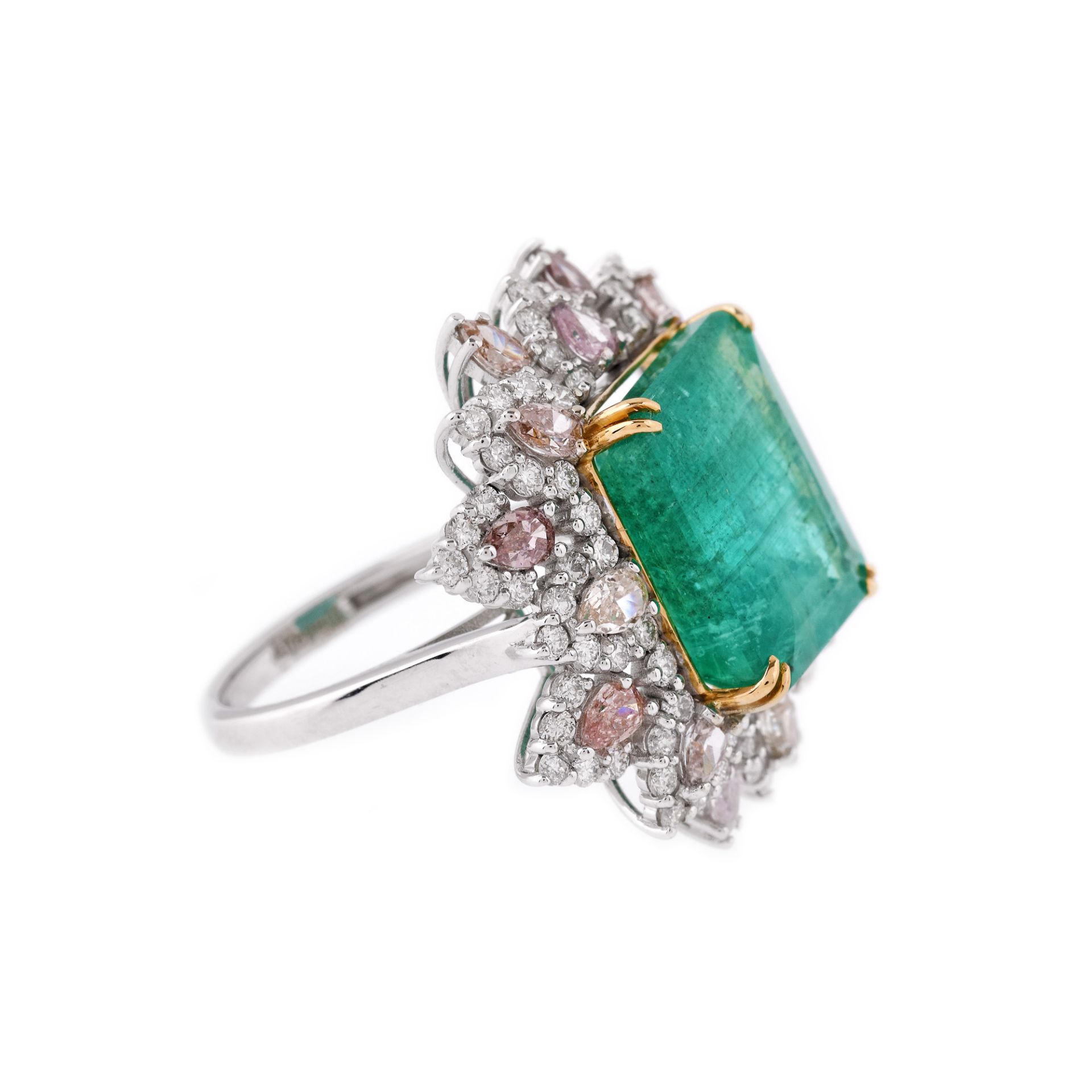 Two colour gold ring, decorated with emerald bluish green surrounded by brilliant cut diamonds, IGI  - Bild 2 aus 3