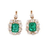 Pair of earrings, gold, decorated with diamonds and Colombian emeralds