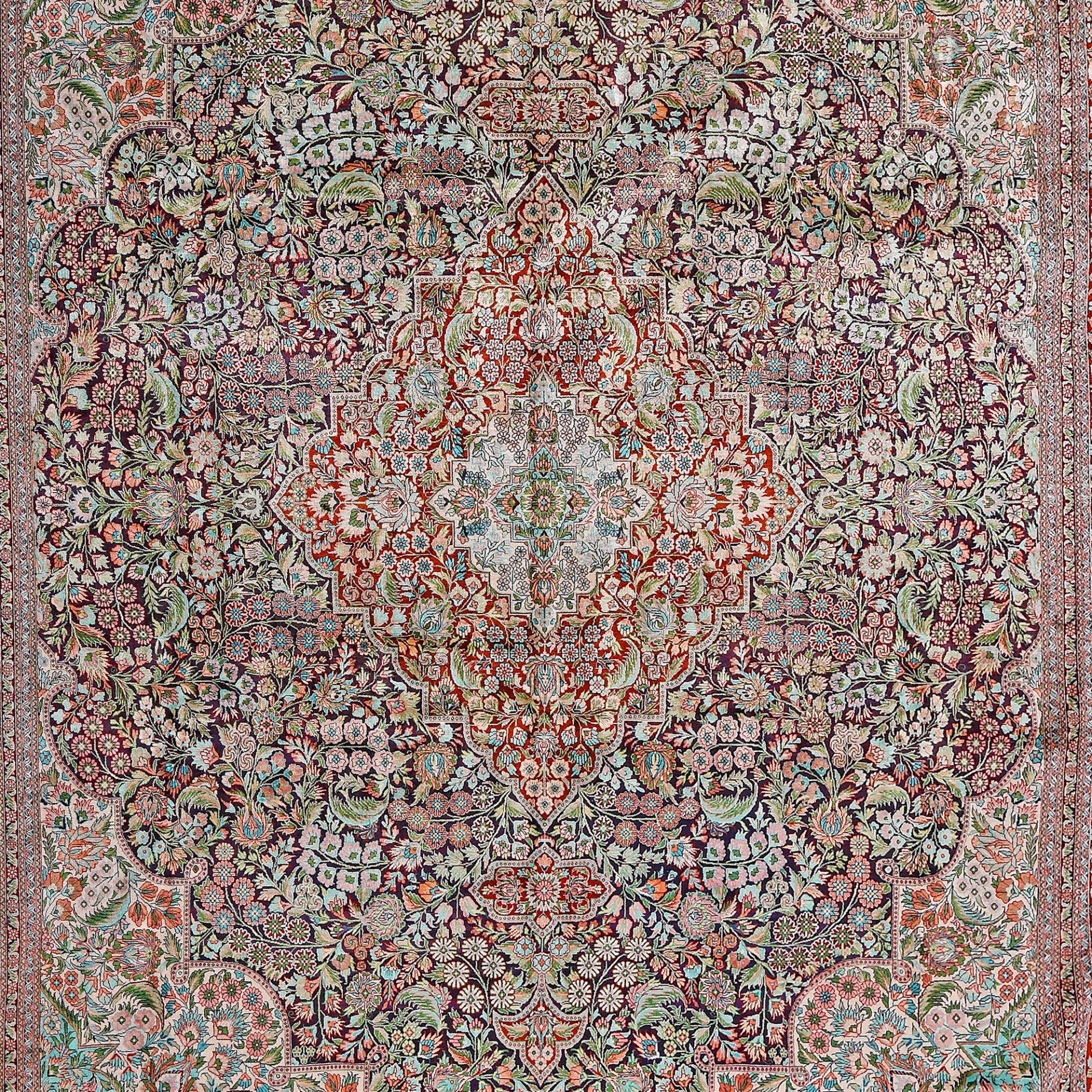 Hereke silk rug on silk warp, light green background, decorated with hundreds of flowers and palmett - Bild 2 aus 2
