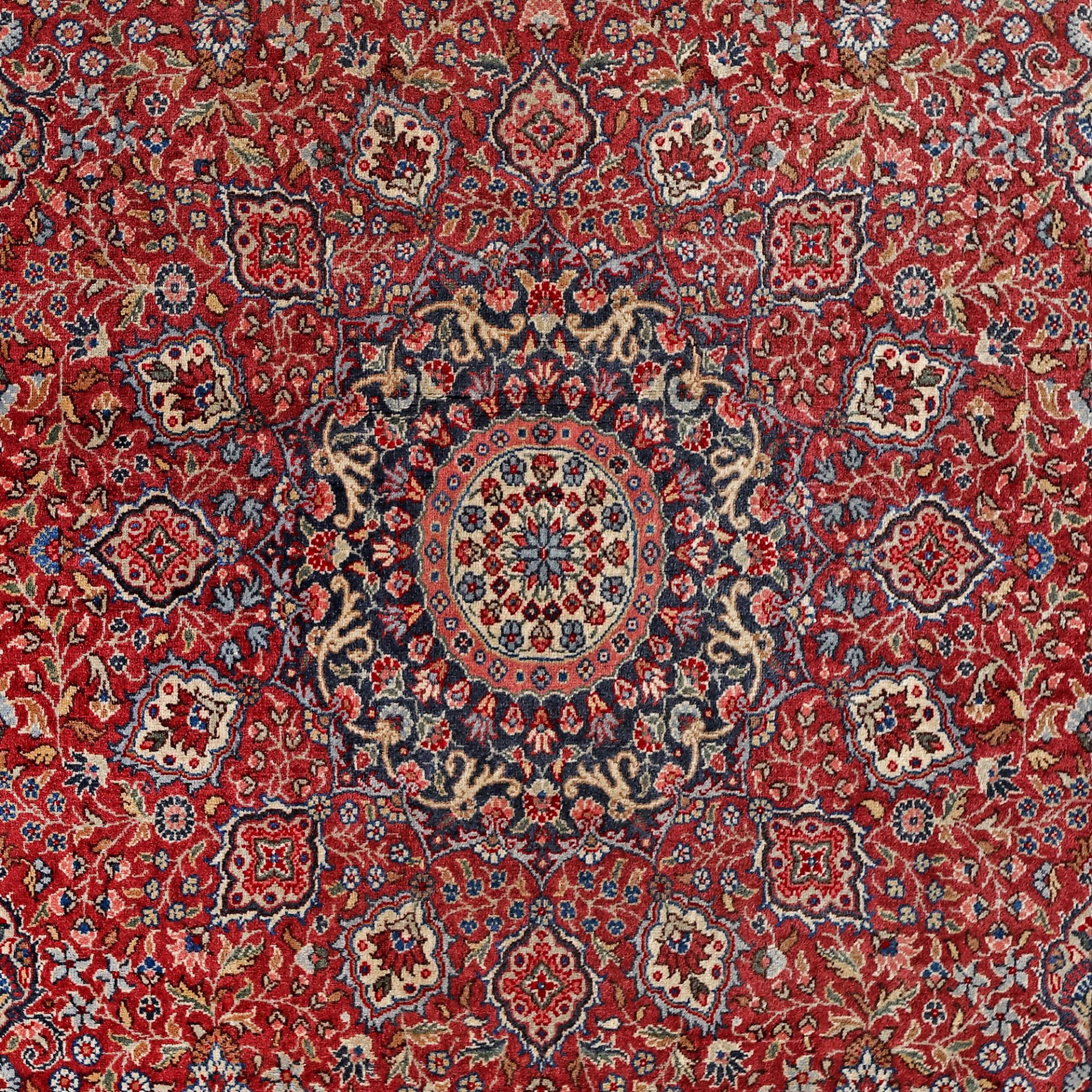 Tabriz wool rug, decorated with medallions and floral motifs specific to the area, approx. 1950 - Bild 2 aus 2