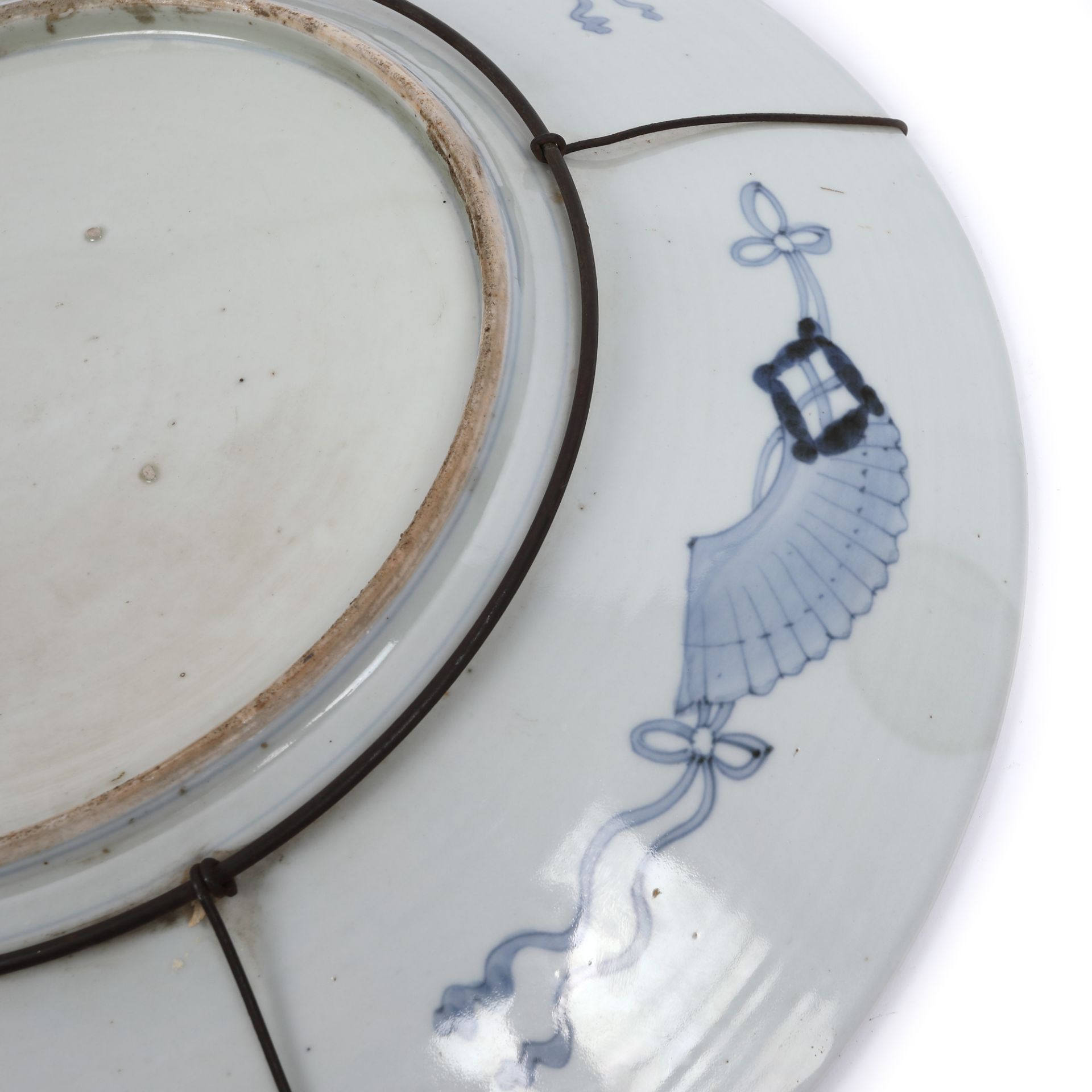 Porcelain plate, of impressive dimensions, decorated with Foo dogs and chrysanthemums, Qing dynasty - Image 3 of 3