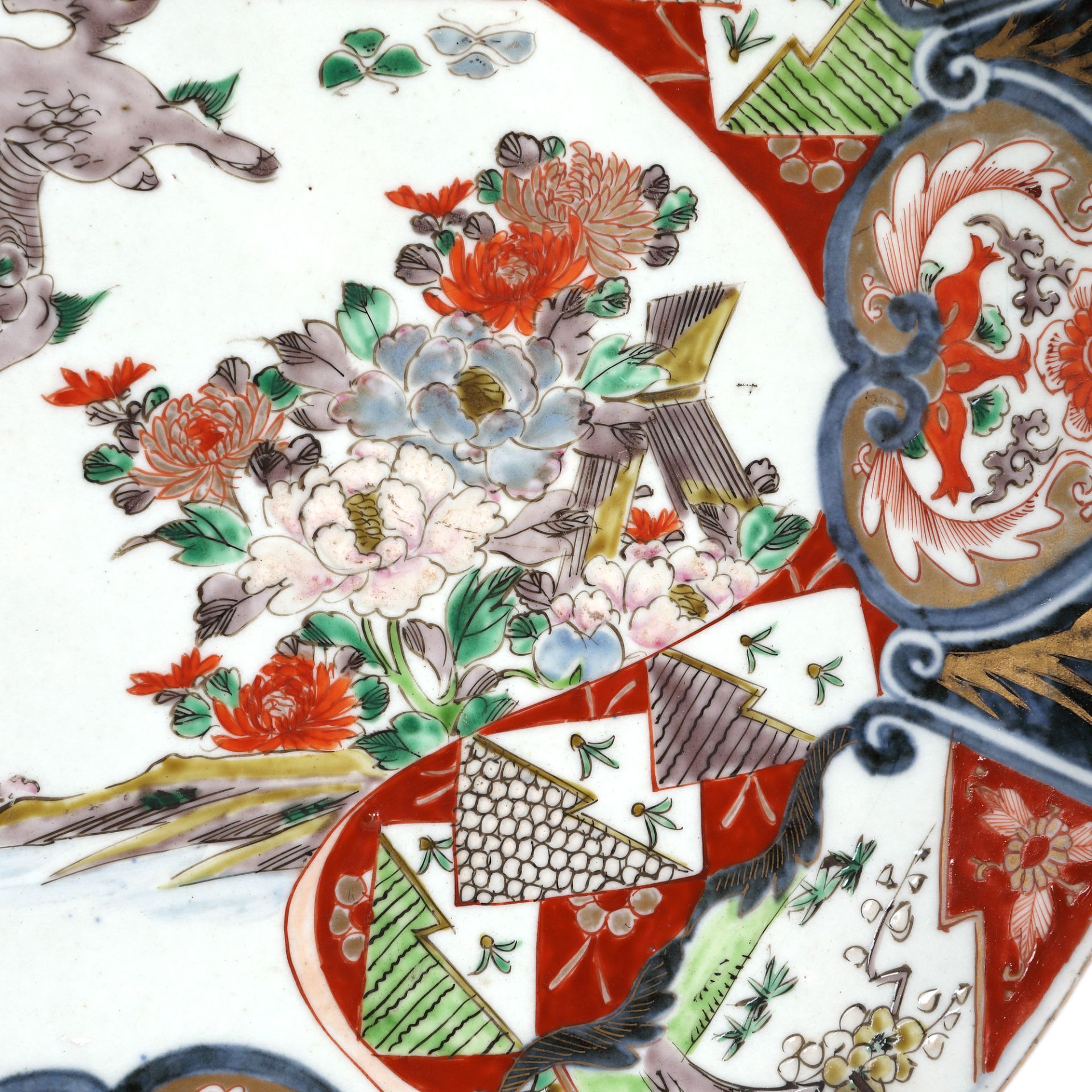 Porcelain plate, of impressive dimensions, decorated with Foo dogs and chrysanthemums, Qing dynasty - Image 2 of 3