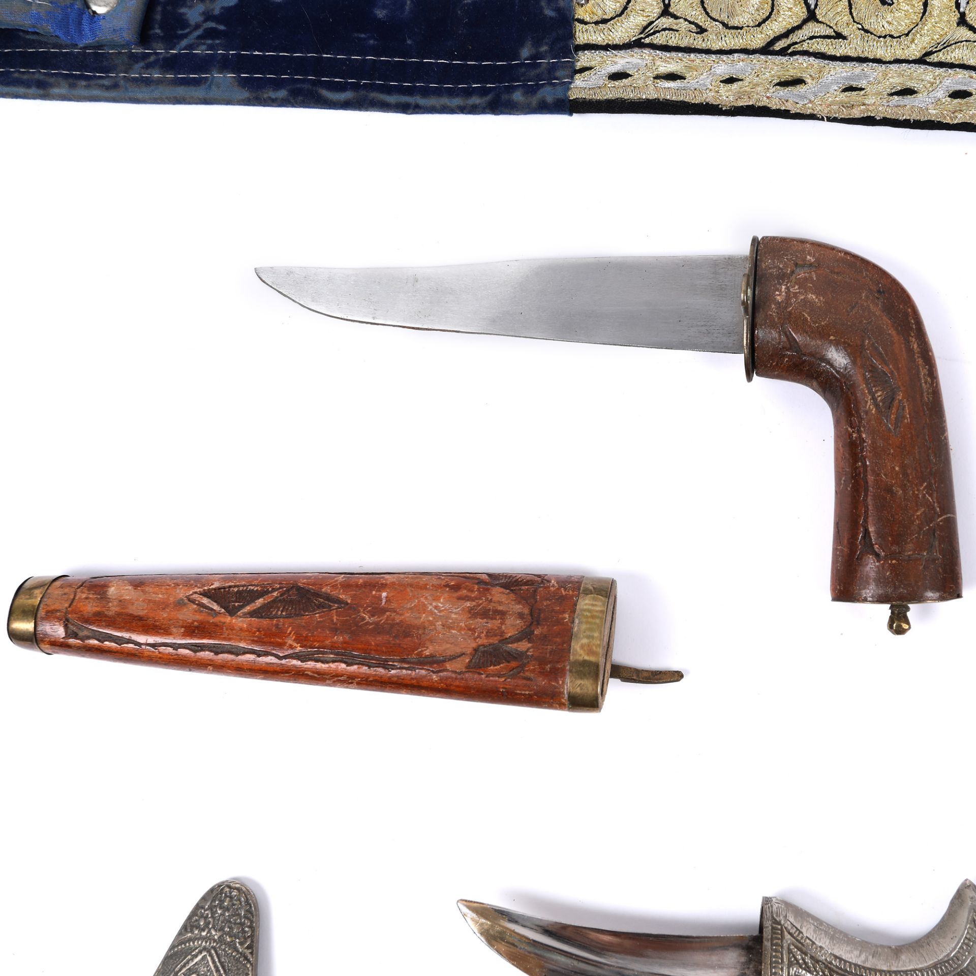 Jambaiya dagger, three miniature daggers, and belt, Yemen, start of the 20th century - Image 6 of 7