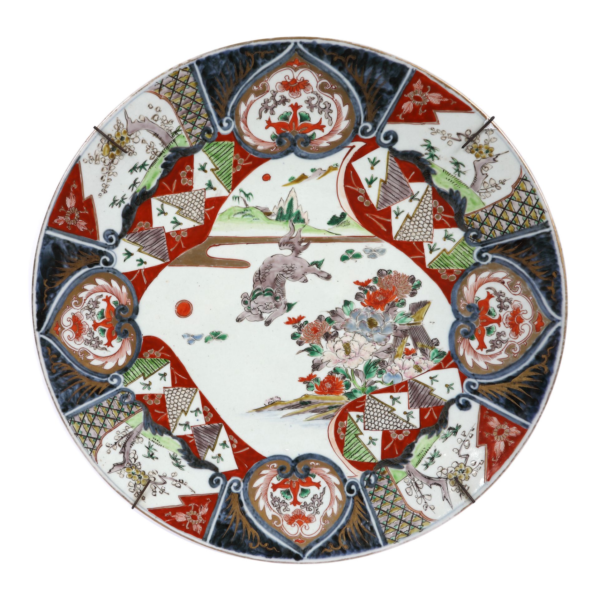 Porcelain plate, of impressive dimensions, decorated with Foo dogs and chrysanthemums, Qing dynasty