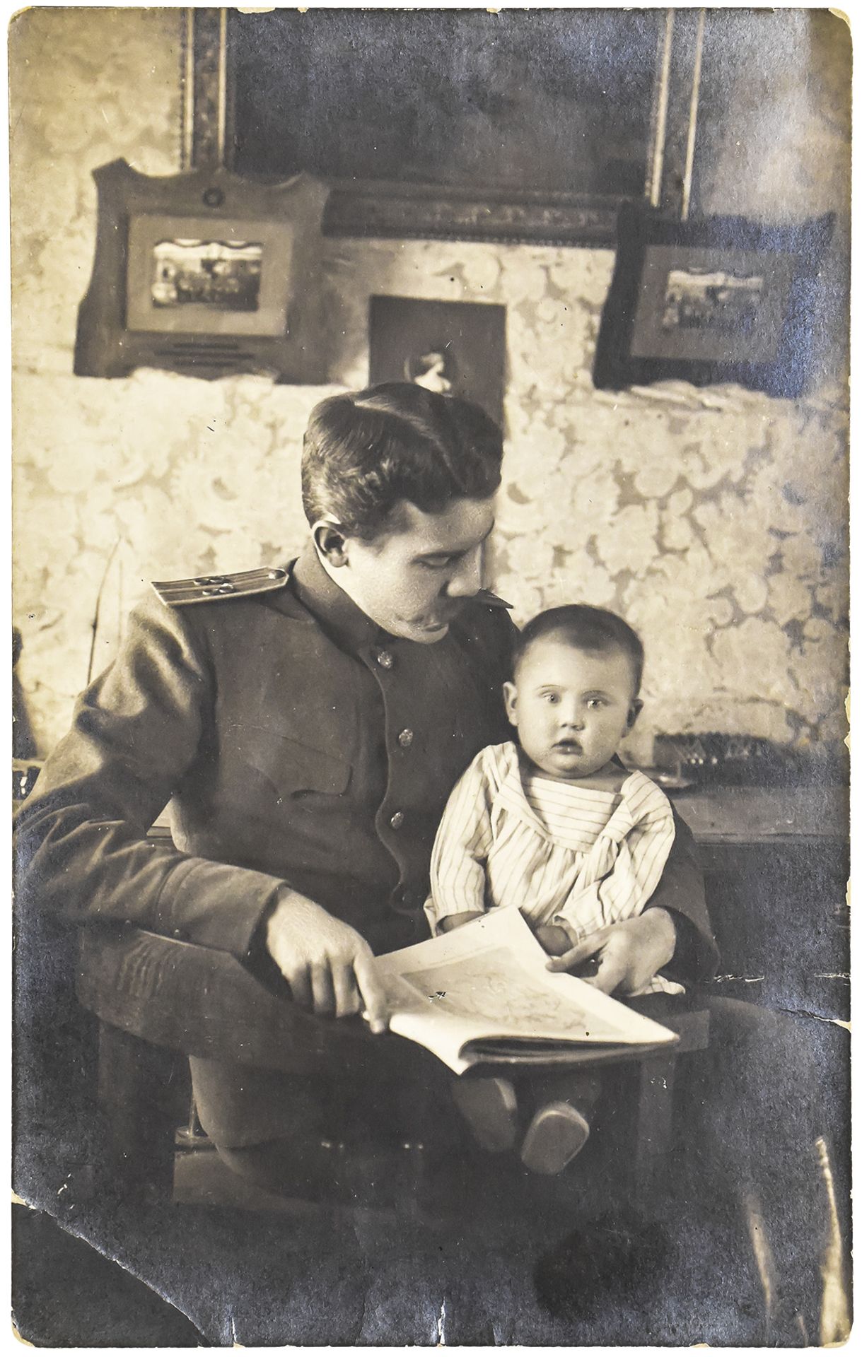 Officer of 88th pultoon with a child. Photograph. 1918. 14x9 cm.