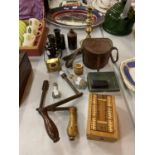 A COLLECTION OF VARIOUS ITEMS TO INCLUDE A SCORE BOX WITH PLAYING CARDS, BINOCULARS, BRASS