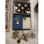 A COLLECTION OF COINS TO INCLUDE FIVE SHILLING PIECES, QE11 DIAMOND JUBILEE CROWN, PRE DECIMAL