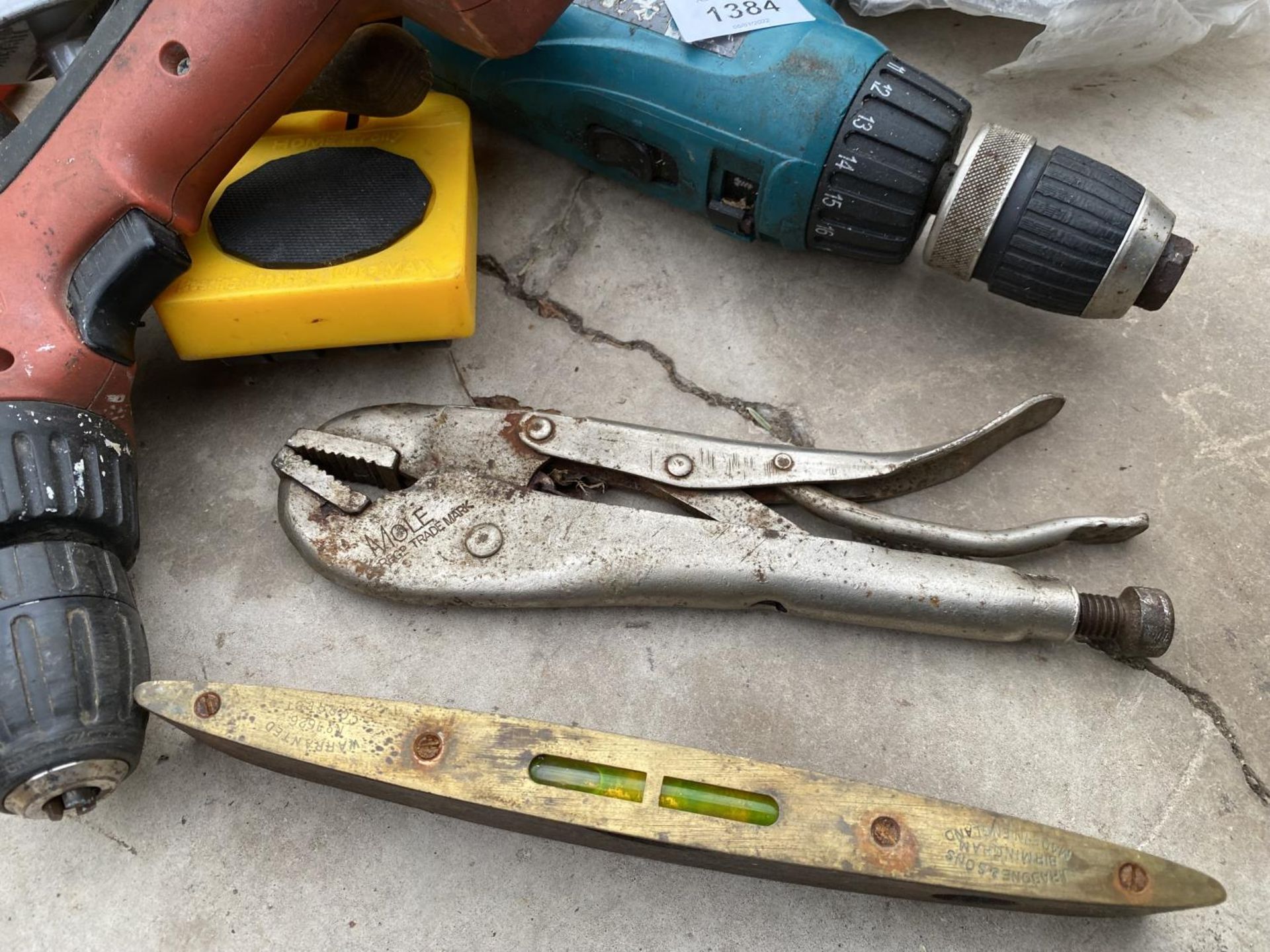 AN ASSORTMENT OF TOOLS TO INCLUDE A MAKITA DRILL, MOLE GRIPS AND A SPIRIT LEVEL ETC - Image 4 of 5