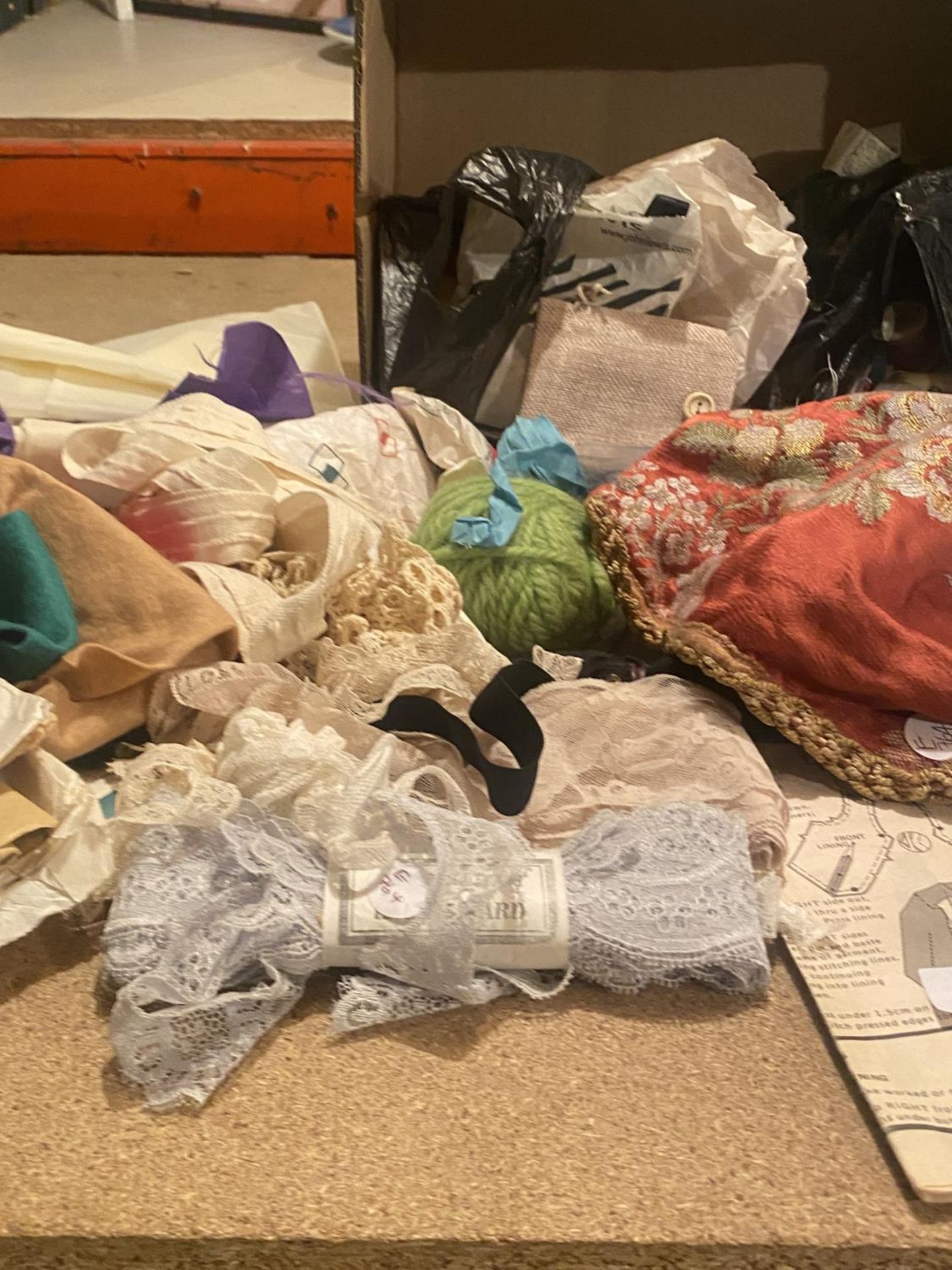 A QUANTITY OF HABERDASHERY ITEMS, TO INCLUDE NOTTINGHAM LACE, SEWING PATTERNS, BUTTONS, ETC - Image 4 of 5