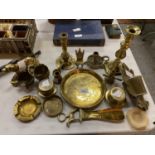 A QUANTITY OF BRASSWARE TO INCLUDE, CANDLESTICKS, PLATES, ETC