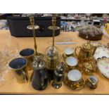 A COLLECTION OF ITEMS TO INCLUDE, BRASS MUGS, A COMBINED BAROMETER, THERMOMETER AND HYGROMETER UNDER