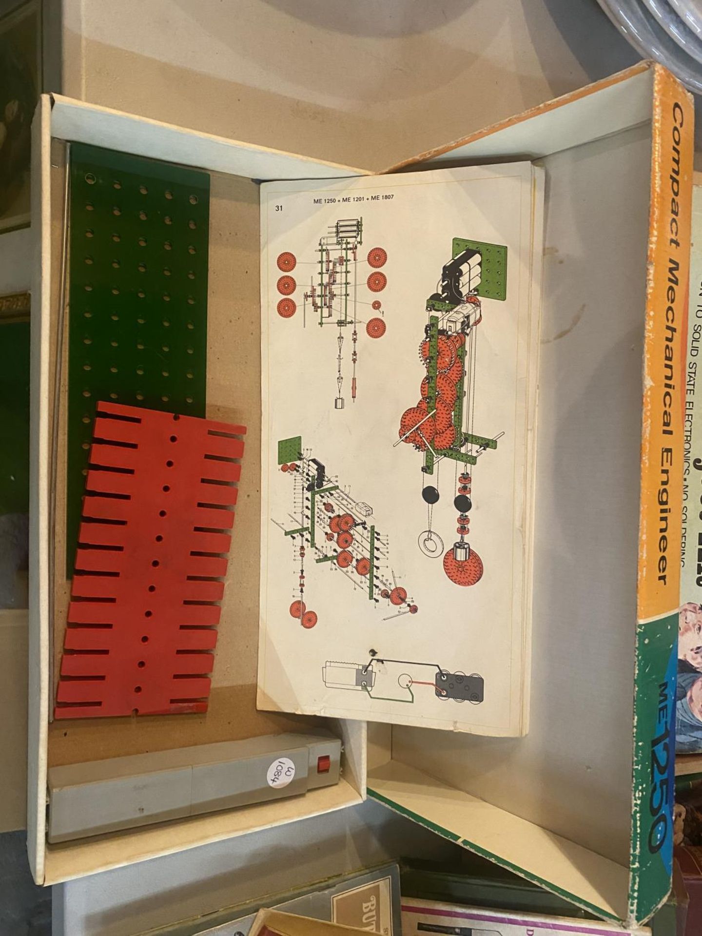 A VINTAGE MONOPOLY SET, COMPACT MECHANICAL ENGINEER SET AND AN ELECTRONIC PROJECT KIT - Image 3 of 4