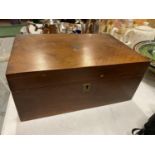 A MAHOGANY WRITING SLOPE WITH FITTED INTERIOR WHICH NEEDS ATTENTION AND BLANK BRASS ESCUTCHEON,