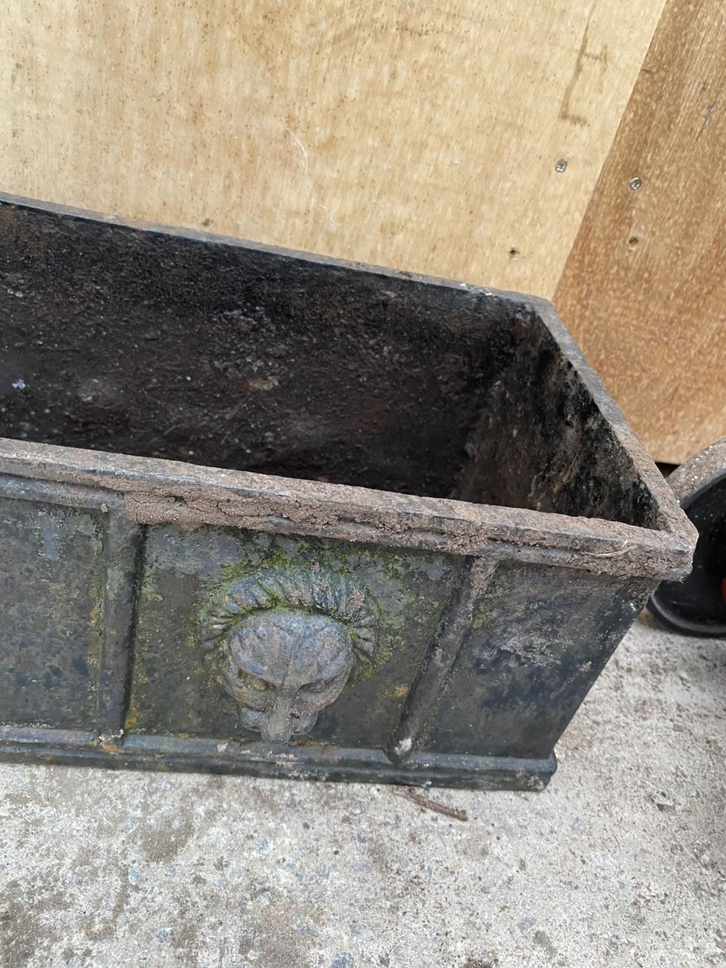 A VINTAGE HEAVY CAST IRON WINDOW BOX PLANTER WITH LION HEAD DECORATION - Image 3 of 4