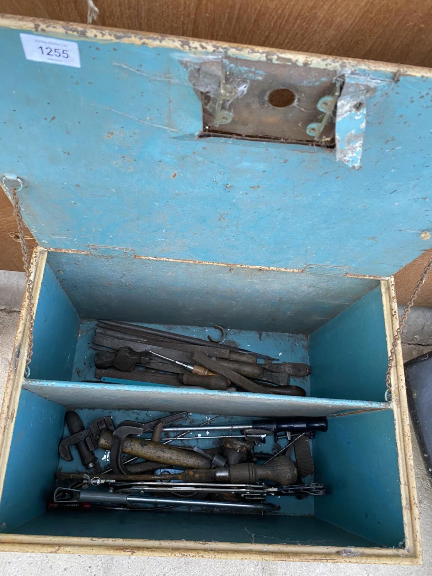 A VINTAGE METAL STORAGE CHEST TO INCLUDE VARIOUS TOOLS INCLUDE FILES, CLAMPS AND WRENCHES ETC - Image 2 of 3