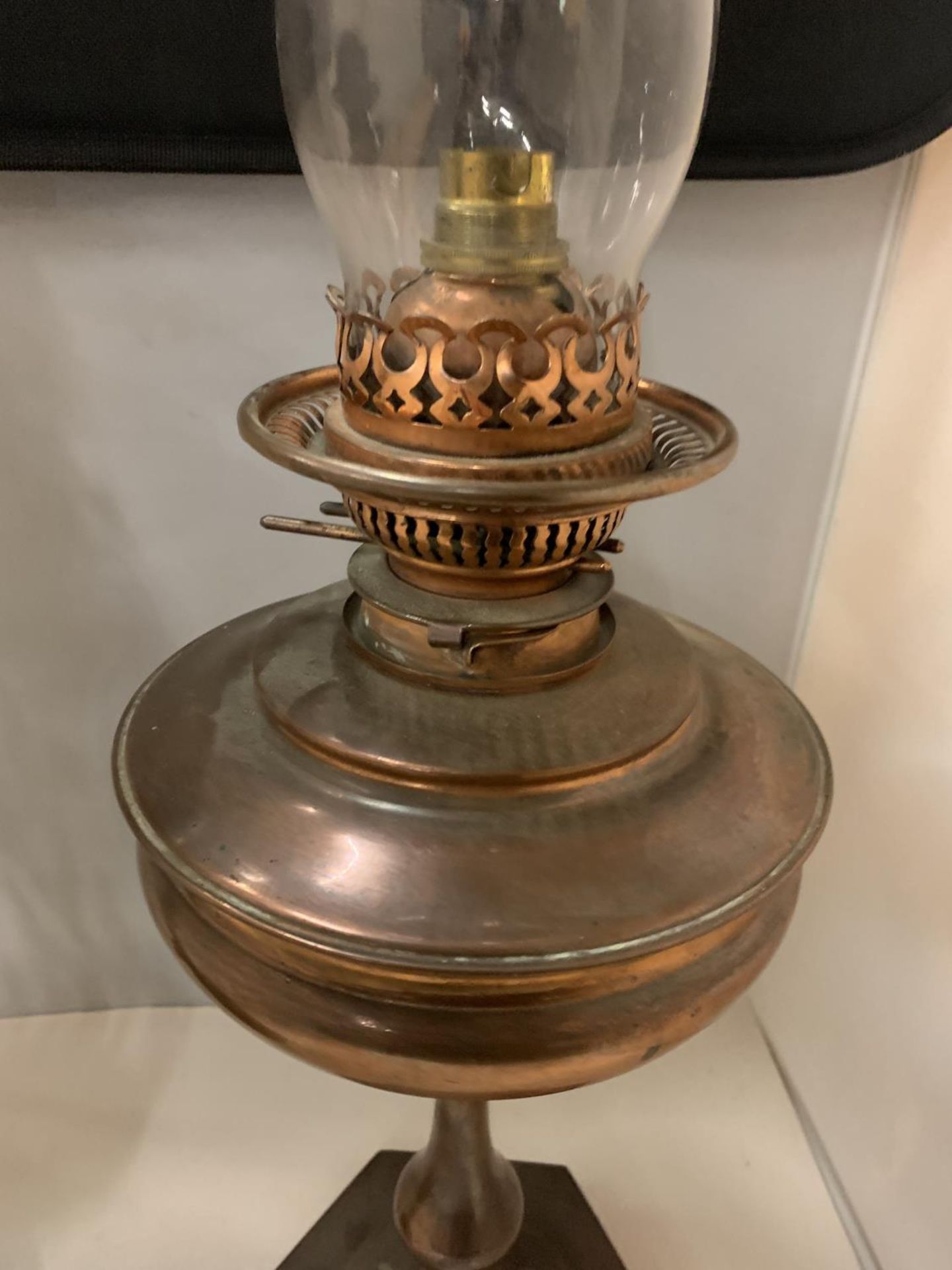 TWO DECORATIVE OIL LAMPS, ONE COPPER EXAMPLE, ONE DECORATIVE 'JAMES HINKS & SONS' BRASS AND GLASS - Image 2 of 4