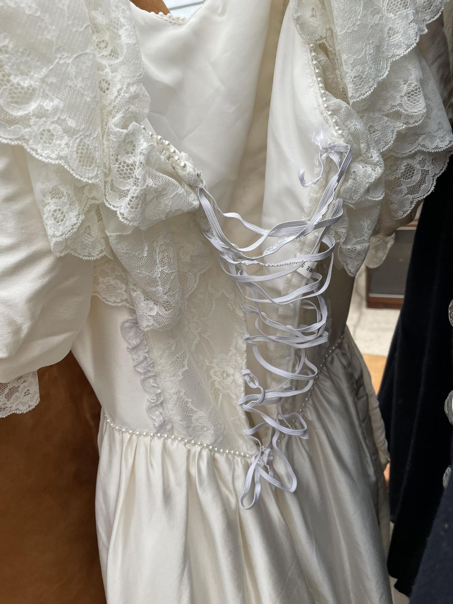 A VINTAGE WEDDING DRESS - Image 4 of 4