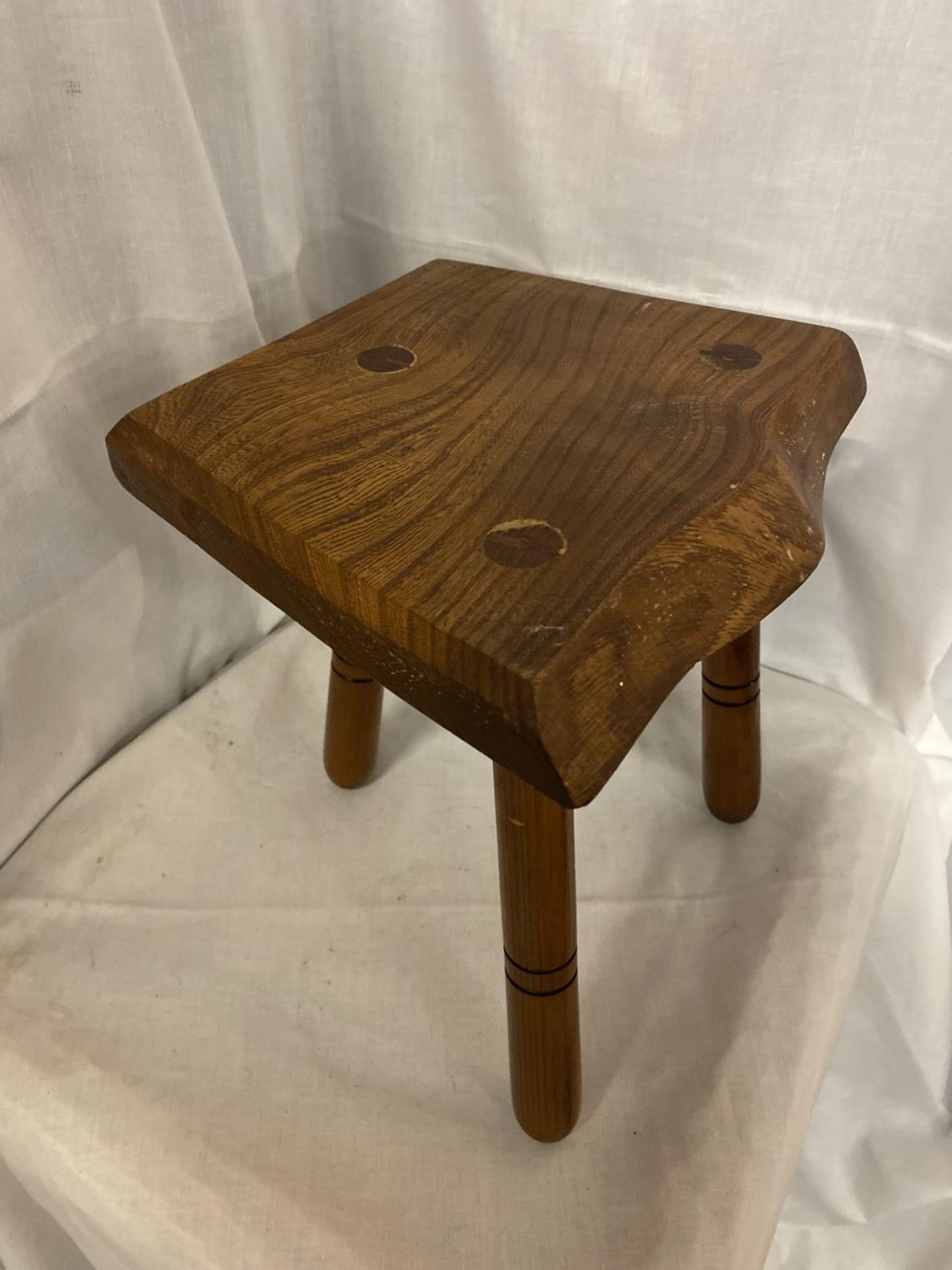 A THREE LEGGED MILKING STOLL WITH OAK TOP AND PINE LEGS - Image 2 of 3