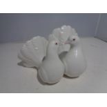 A LLADRO FIGURE OF TWO DOVES