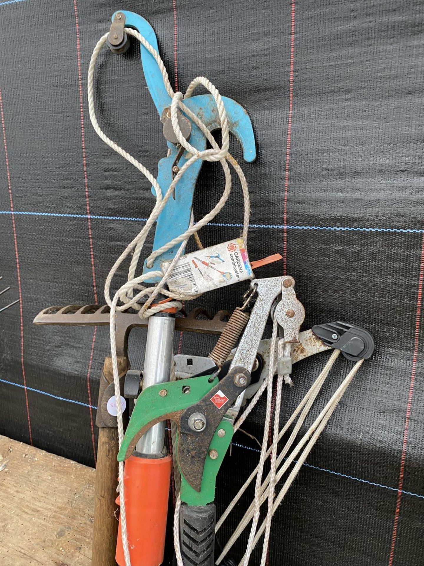 AN ASSORTMENT OF VINTAGE TOOLS TO INCLUDE A WOODEN STEP LADDER, FORKS AND SHOVELS ETC - Image 5 of 5