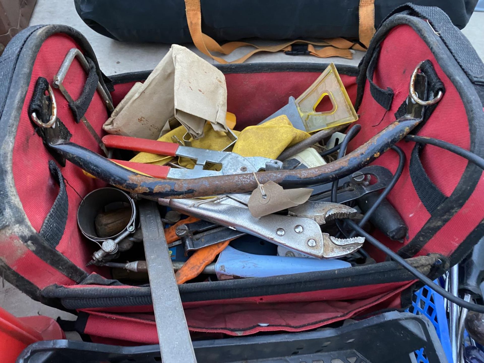 A LARGE ASSORTMENT OF VINTAGE HAND TOOLS TO INCLUDE SPANNERS, SCREW DRIVERS AND HAMMERS ETC - Image 4 of 9