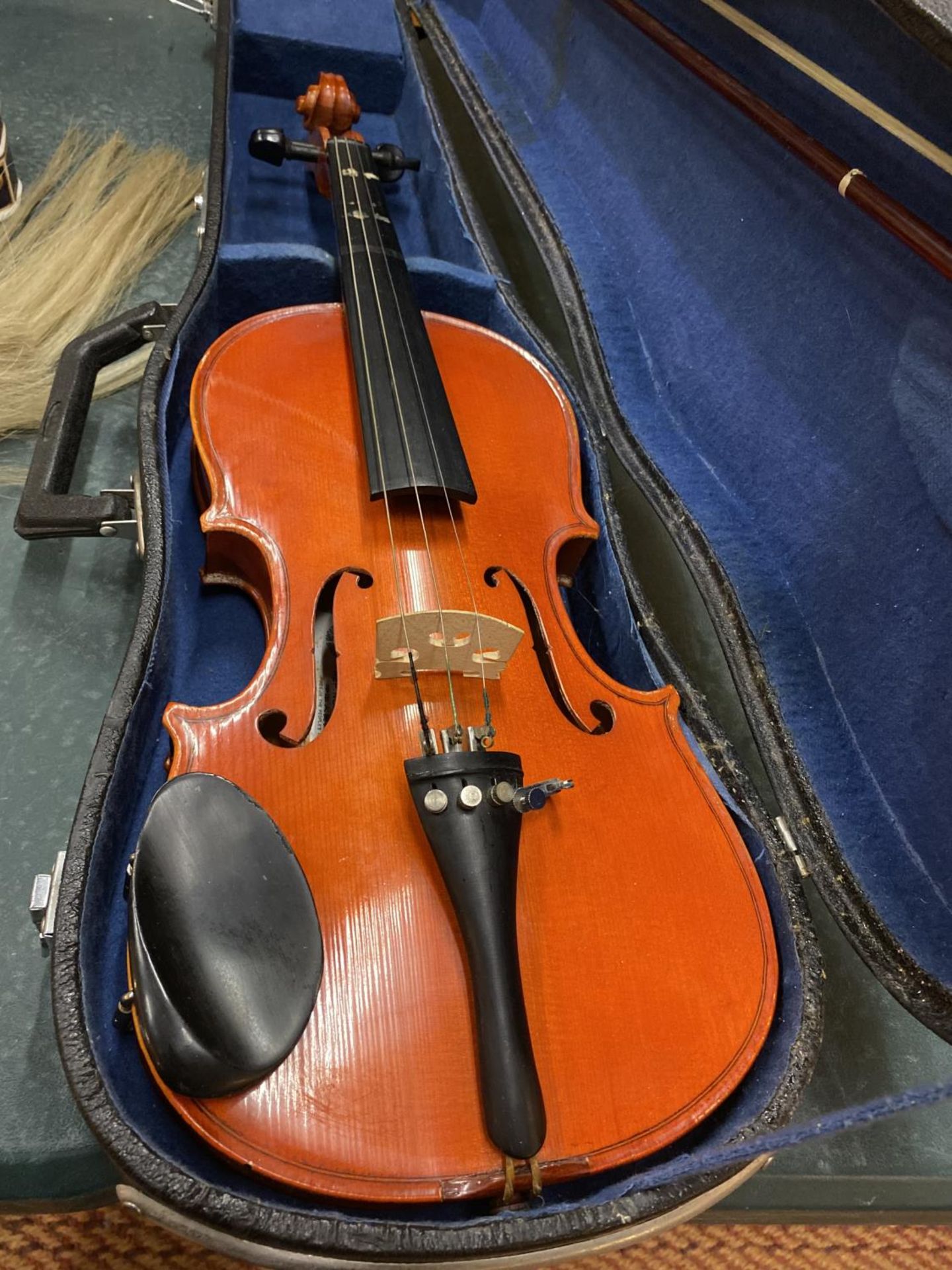 A CASED SKYLARK VIOLIN (3 STRINGS) WITH THE BOW - Image 2 of 3