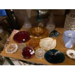 A QUANTITY OF COLOURED GLASSWARE TO INCLUDE, BOWLS, DECANTERS, ETC