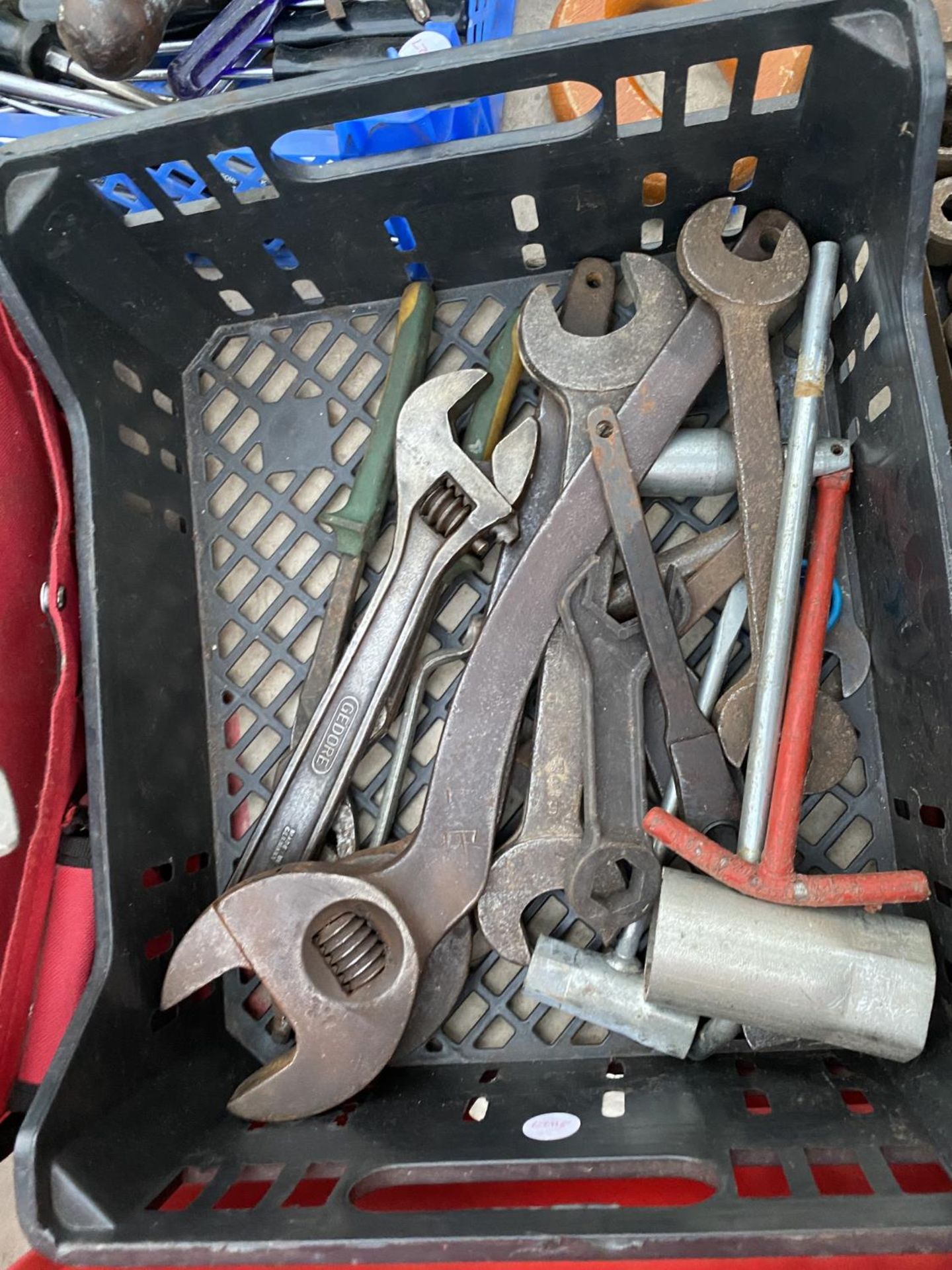 A LARGE ASSORTMENT OF VINTAGE HAND TOOLS TO INCLUDE SPANNERS, SCREW DRIVERS AND HAMMERS ETC - Image 3 of 9